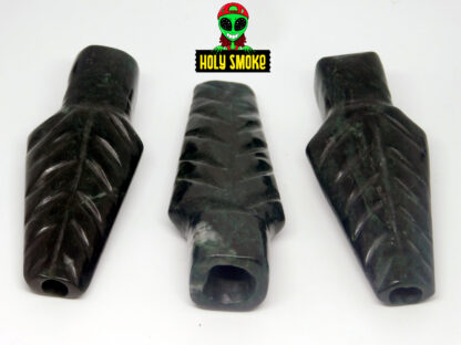 Pipa ceremonial artesanal De Piedra Ónix de color tallada a mano en forma de punta flecha , tamaño 7 cm largo