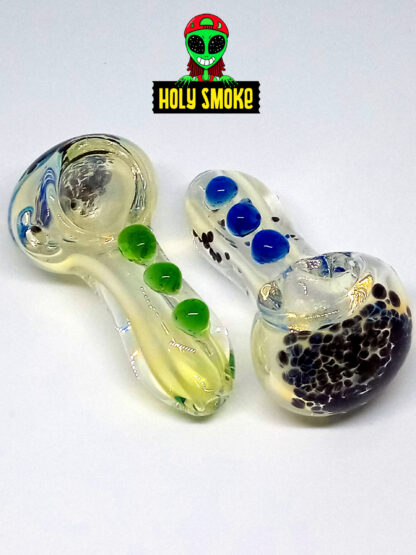 mini pipa pirex, en forma de cuchara de vidrio transparente con diseño lava y relieve en su boquilla , su tamaño es de 5cm