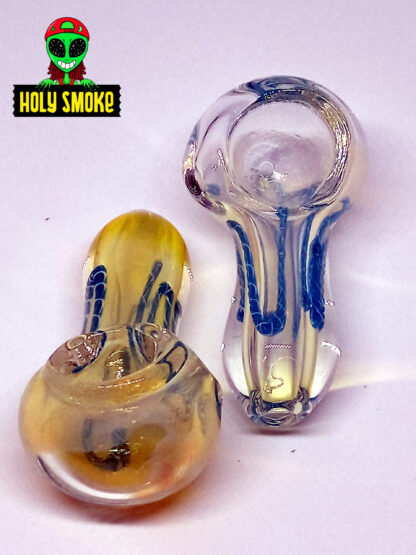 Mini Pipa Pírex de cuchara de vidrio transparente iridiscente diseño cintas de color azul, de tamaño 7cm
