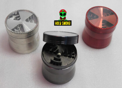 Grinder Metálico de color de 4 alturas, 6cm ancho por 6cm de alto.