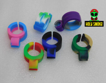 Porta cigarrillos Anillo de Soporte para fumar hecho de silicona de tricolor.