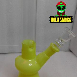 Bong de vidrio color amarillo , 21 cm de alto, boquilla con cazoleta 8 cm de largo.