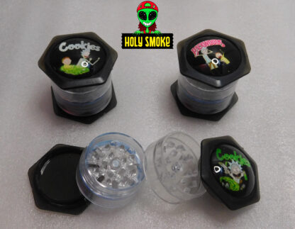 Grinder acrílico con diseño de Rick&Morty, de 3 alturas,m mediano 4 cm ancho por 4 cm alto aprox.