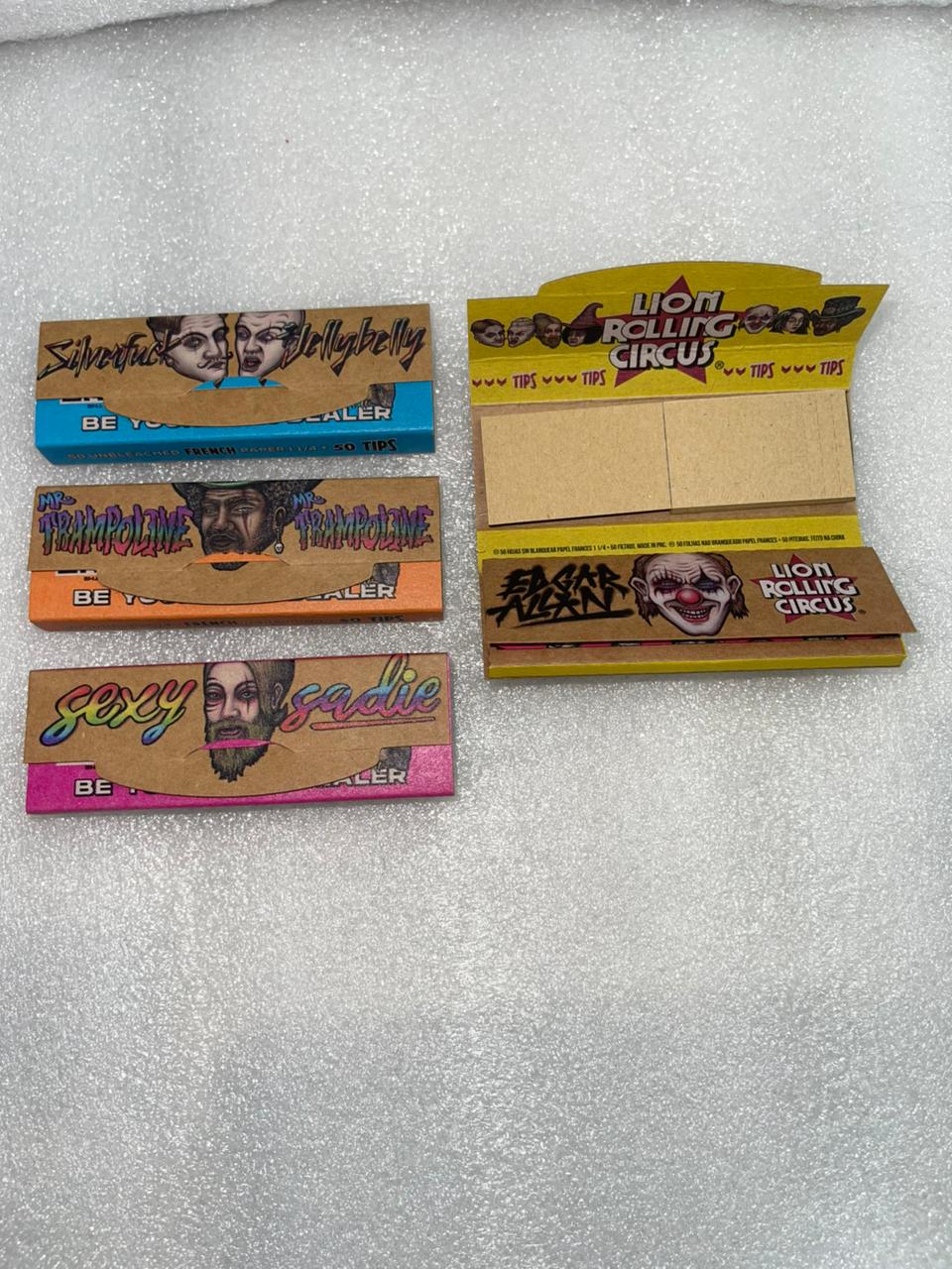 PAPEL LION ROLLING CIRCUS SIN BLANQUEAR COLOR CAFÉ 1 1/4 + TIPS, 50 HOJAS & TIPS.