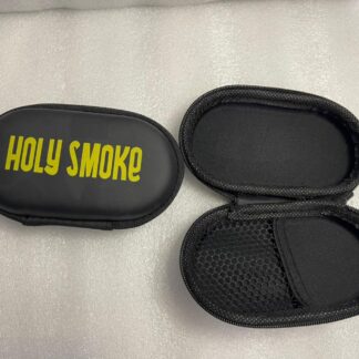 Mini estuche con logo Holy Smoke para guardar tu equipo de fumar.